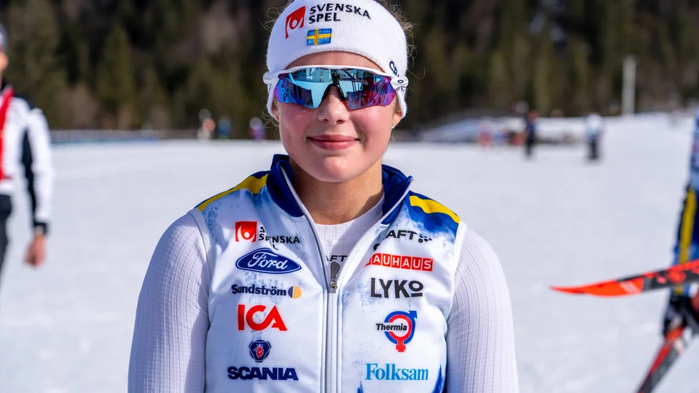 Evelina Crüsell från Skellefteå vann guld på JVM i skidor på 10 kilometer.