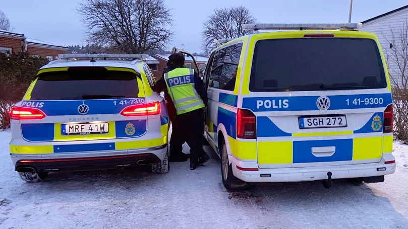 Grov misshandel utreds efter att två skadade personer hittats i anslutning till en bostad i Oppeby. 
