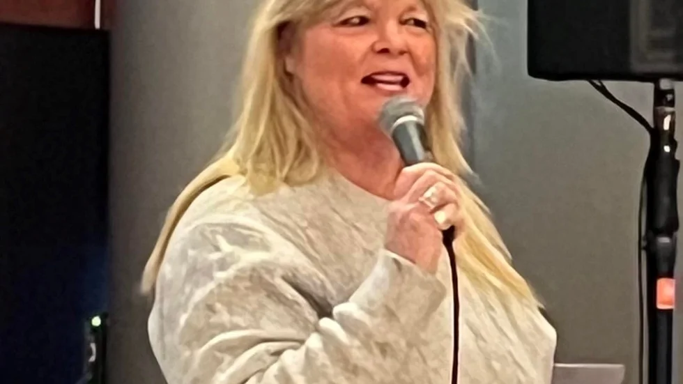 Britta Bergström underhöll på PRO i Kalix.
