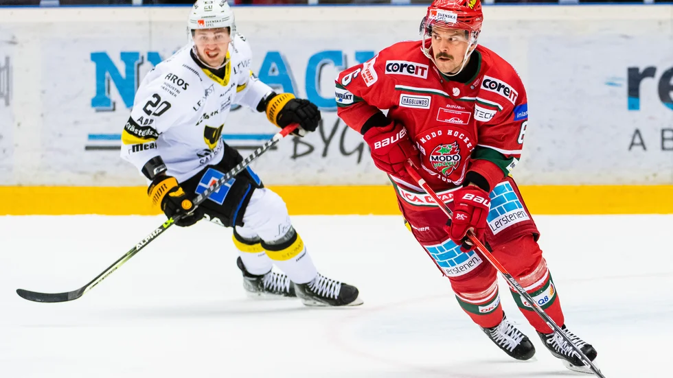 Jesper Dahlroth, här i Modotröjan, är klar för spel i Västerviks IK.