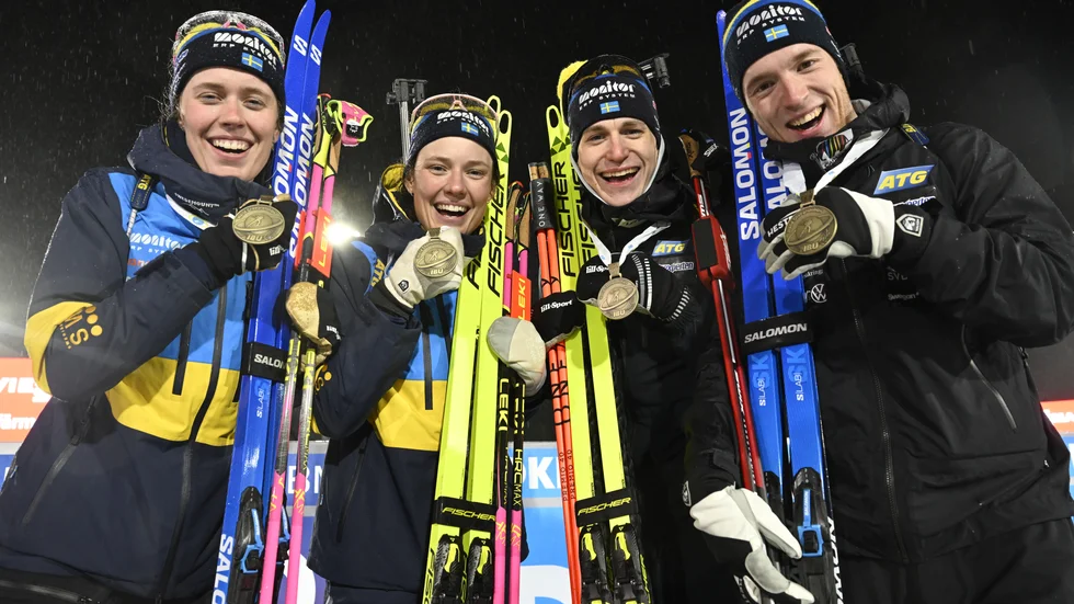 Elvira Öberg, Hanna Öberg, Martin Ponsiluoma och Sebastian Samuelsson firar VM-bronset.