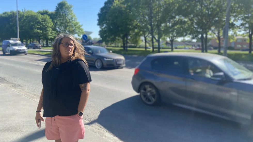 Pia Kolmodin som bor i BRF Årsta blir ofta stående mellan körfälten med bilen för att hon tvingas göra en u-sväng när hon ska mot Sala Backe. 