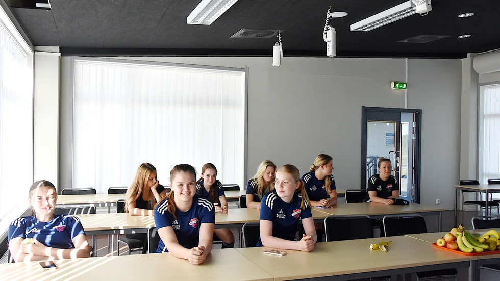 Delar av A-laget i Trångfors IF vid en av projektträffarna med Bodens kvinnojour. Efter tidigare träffar har kvinnojouren fått rekommendationen att även prata med hockeykillarna, men ska först och främst prata med ungdomslagen i Trångfors.
