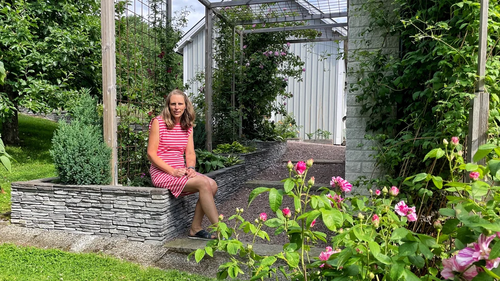 Ett av de senaste projekten är stenmuren som Sandra sitter på. I den här delen har hon valt att satsa på rosor.
