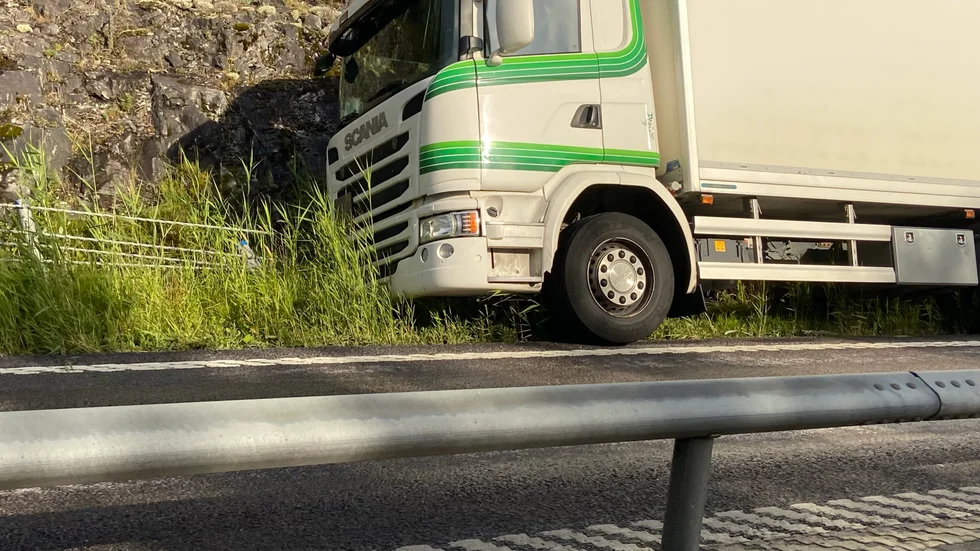 Lastbil i diket på väg 55.
