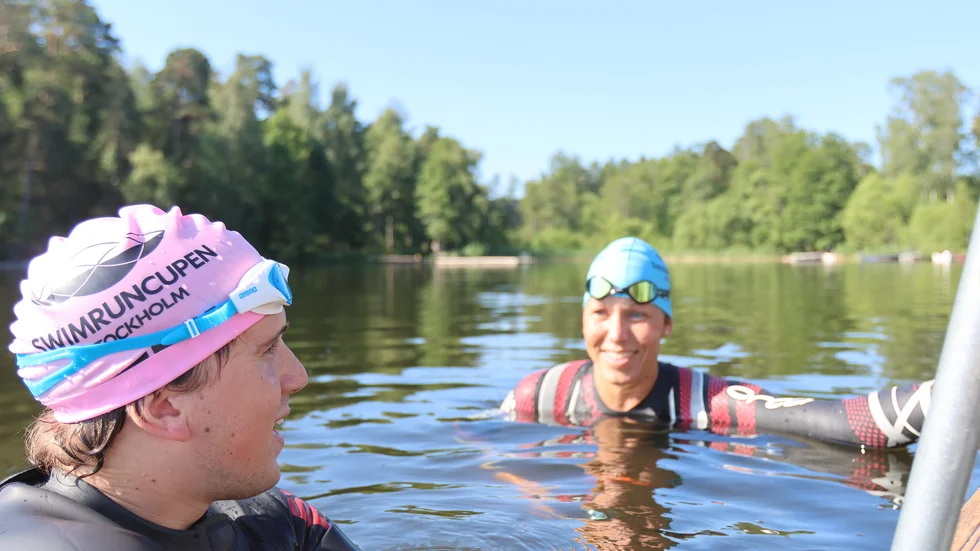 Elliot Gustafson tränar med Linda Carlsson inför Vansbrosimningen. 