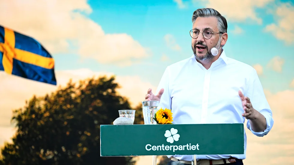 Centerpartiets partiledare Muharrem Demirok håller sitt tal i Almedalen.