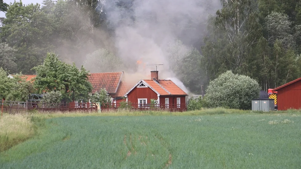 En brand i en villa nära Hjälstaviken bröt ut strax efter klockan 14 på fredagen.