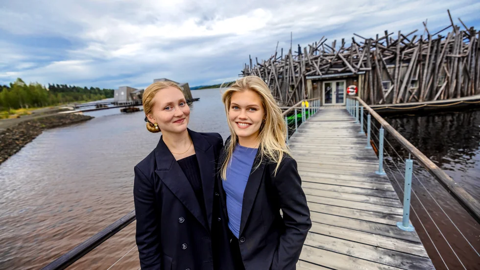 Klara Hallengren Hellberg, Kalmar, och Tilma Hellberg, Nyköping, saknade snön och sökte jobb på Arctic Bath i Harads. Nu vill de stanna kvar i byn. "Vi är sålda på Harads", säger  Klara.