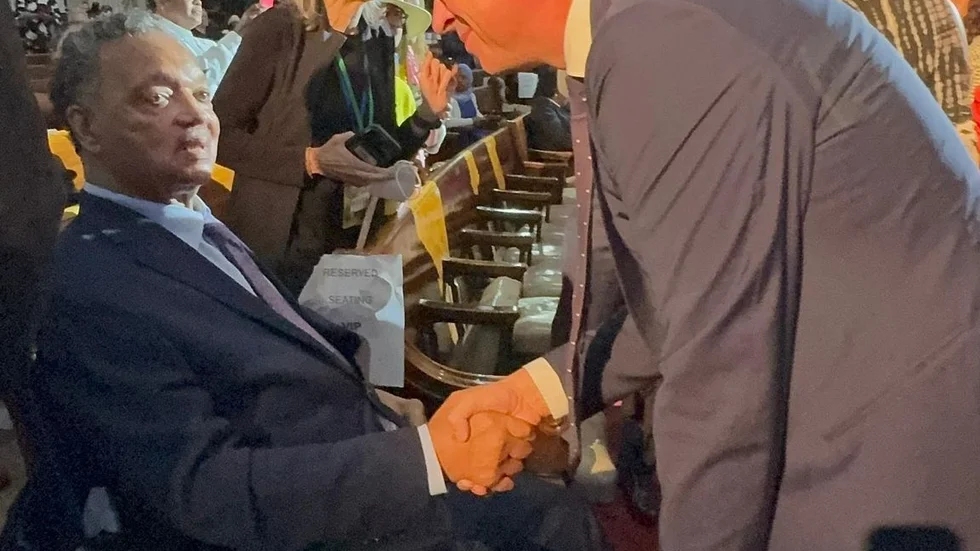 Här ser vi Niklas Nordström hälsa på den gamle legendaren baptistpastorn och presidentkandidaten 1984 och 1988 Jesse Jackson som hyllades av många talare på Demokraternas konvent som inleddes på måndagen i Chicago. 