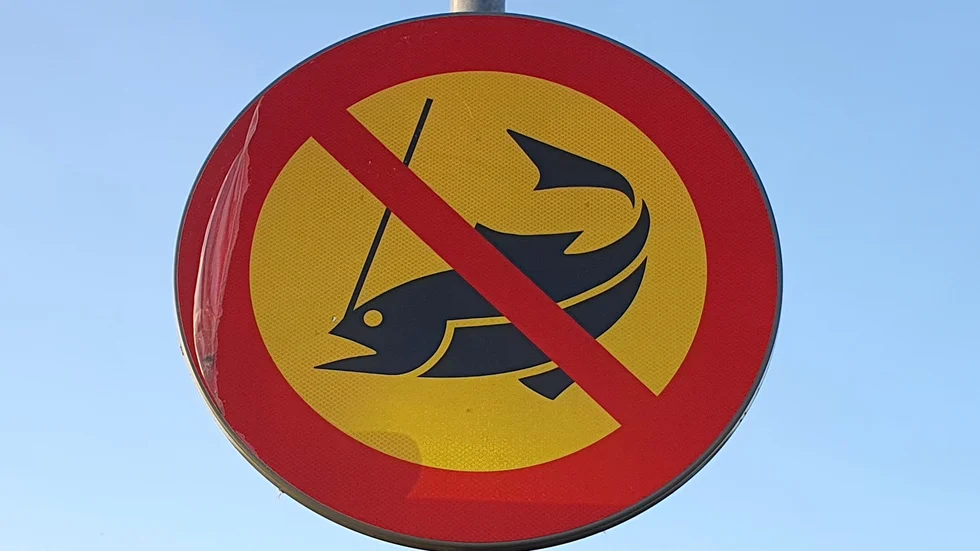 Tre män blev av med sin fiskeutrustning efter att ha överträtt ett fiskeförbud. (Arkivbild)