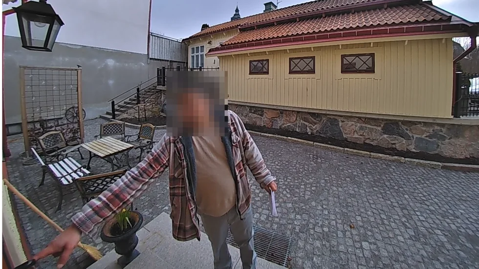 En okänd person fångades på bild då han kände på dörrhandtaget hemma hos familjen Steneskog på Storgatan. Mannen misstänks för hemfridsbrott.