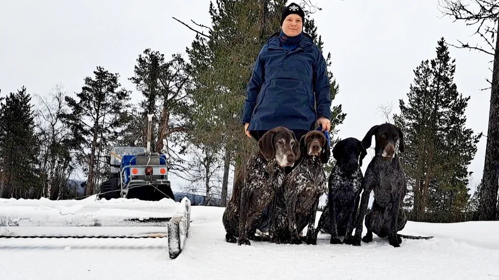 Marielle Rönnebro med familjens hundar. Faran med diken i skidspåren är överhängande i synnerhet för hundekipage. "Bitvis kommer man upp i 30 kilometer i timmen och då är det stora risker för brutna ben för både hundar och skidåkare", säger Marielle Rönnebro. 