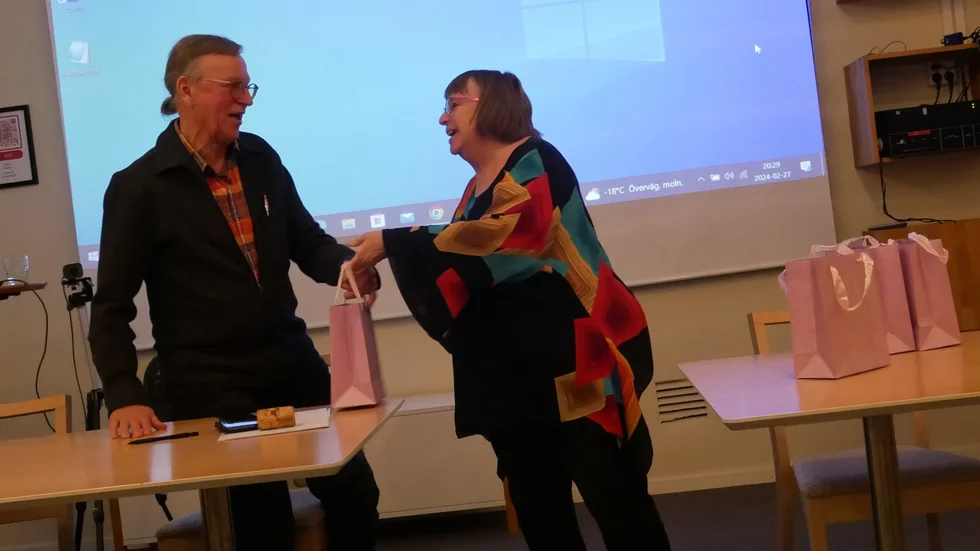 Föreningen Norden genomförde nyligen sitt årsmöte. Årsmötesordförande avtackas av nya ordf. Britta Berglund