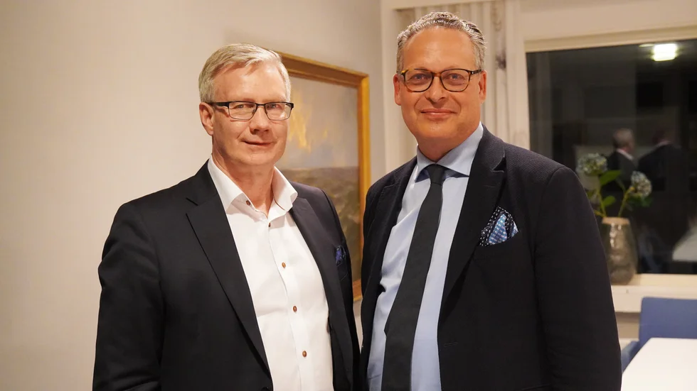 Mats Hasselquist, vd och Johan Grevelius, styrelseordförande för Tjustbygdens sparbank presenterade bankaffären på måndagskvällen.