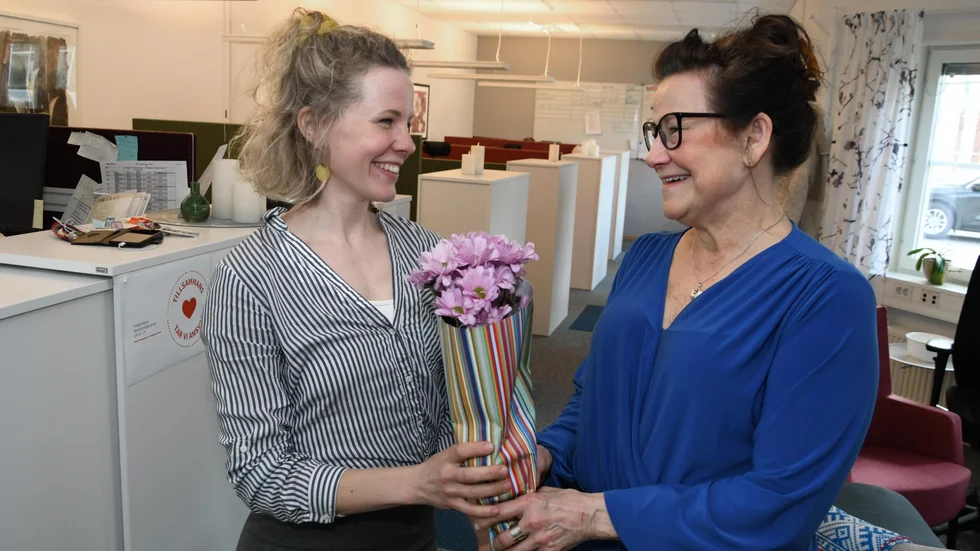 Först på plats. Distriktssjuksköterskan Elina Dejke, 33, välkomnas med blommor av enhetschef Suzanne Stigsdotter.    