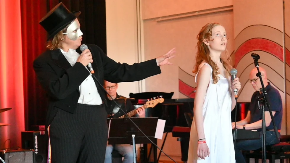 Mystiken tätnade i musikalnumret "The phantom of the opera" med läraren Susanne Sundqvist Bergkvist som Fantomen och sång av Amélie Thompson.