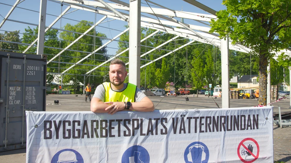 Max Lundgren lämnade i vintras jobbet som arrangemangschef på Mantorp park för att ta sig an rollen som projektledare på Vätternrundan. Nu leder han arbetet med att få mässområdet klart inför årets cykelvecka. 