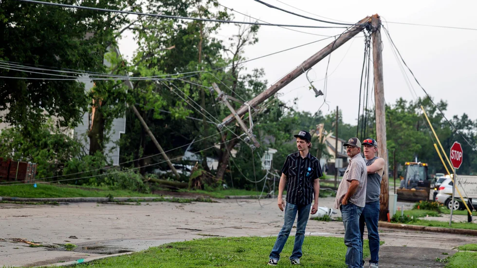 Människor i Claremore i Oklahoma inspekterar förstörelsen efter helgens oväder. Bilden är tagen 26 maj.