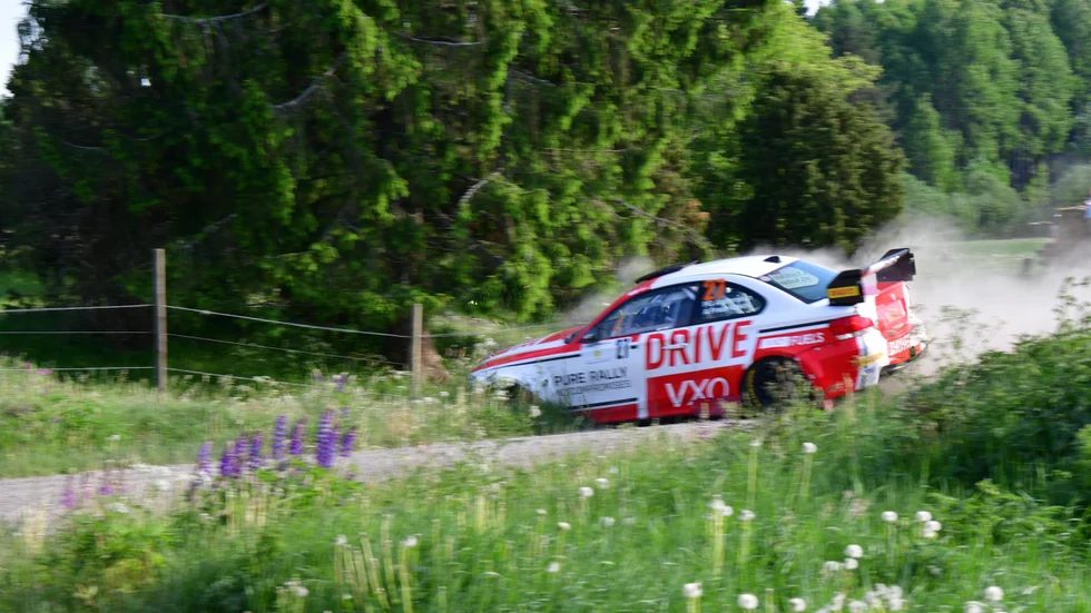 PG Andersson kör av på den första sträckan. Efter den här bilden studsar bilen upp och ställer med fronten mot fotografen och det slutade i ett dike.