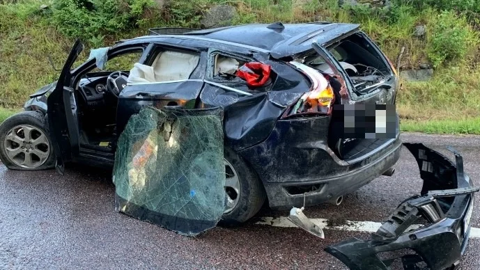En tonåring döms för grov vårdslöshet i trafik efter att ha försökt fly undan polisen i så hög hastighet att bilen sladdade av vägen och voltade ett tiotal gånger.