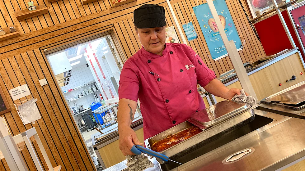 Kökschef Annika Pettersson på S:t Iliansskolan mäter temperaturen vid varmhållningen. Det är 70 grader, precis som det ska vara.