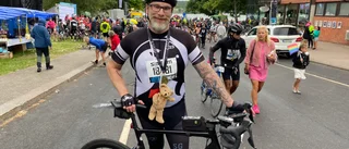 Ronny Jansson cyklar för de som lever – mamman dog i hjärtinfarkt