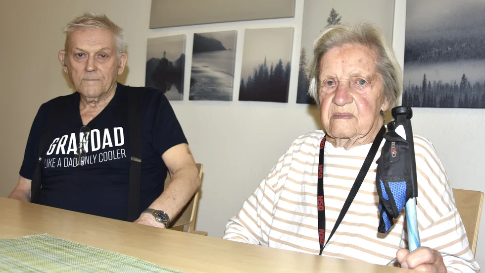 Allan Fogman och Inga-Britt Lidman i gemensamma lokalen på Tallkronan. De tycker att någon från kommunen borde ha hört av sig, för att höra hur det gick i olyckan.