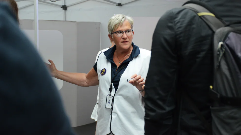 Maria Jansson visar väljarna till rätta i Stadshusets förtidsröstningslokal. "Det är många externa som röstar i dag. Annars hade vi rekord på lördagen med runt 1 000 röstande", säger hon.