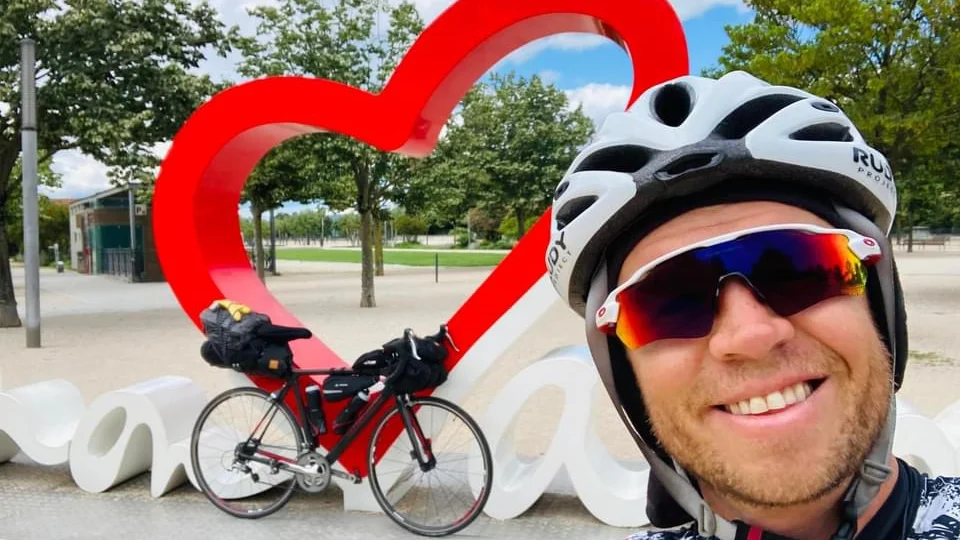 Med hjärta för cykling. I över två månader var Motalakillen Christian Axerud ute i Europa på rull. Nu när han är hemkommen laddar han för sin tredje Vätternrundan.