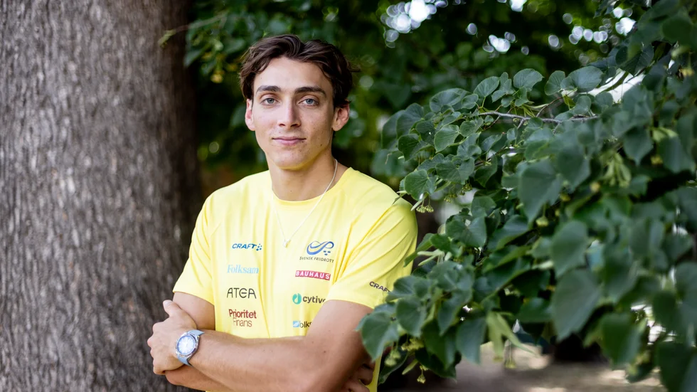 Armand Duplantis utanför svenska lagets hotell i Rom.
