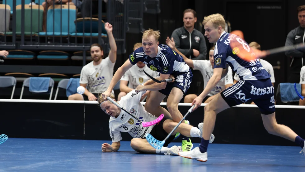 Storvretas Rasmus Andersson (nr 8, vit tröja) har bringats på fall under Champions Cup-matchen mot finska Nokian, där hemmalaget vann med uddamålet.