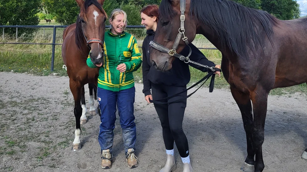 Två av Tinterstallets bästa. Sibylle håller i Filippa B.J. och lärlingen Wiktoria Kopec lördagens tänkte V75-vinnare Domenik Jet.