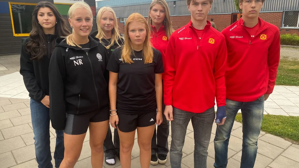ESK Hockeys bidrag i TV-pucken 2024. Längst bak från vänster Maryam Marouki, Moa Ståhl och Ebba Lindström. Längst fram från vänster: Nova Redlund, Nova Krantz Lexus Lidmo och Daniel Lindeberg. Saknas på bild gör Signe Eriksson. 