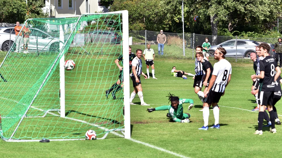 Här kommer 1-0 på Sunnersta IP. Albin Ekströms (som är lite skymd på bilden) mål angav tonen för toppmötet mellan SAIF och Åkersberga.