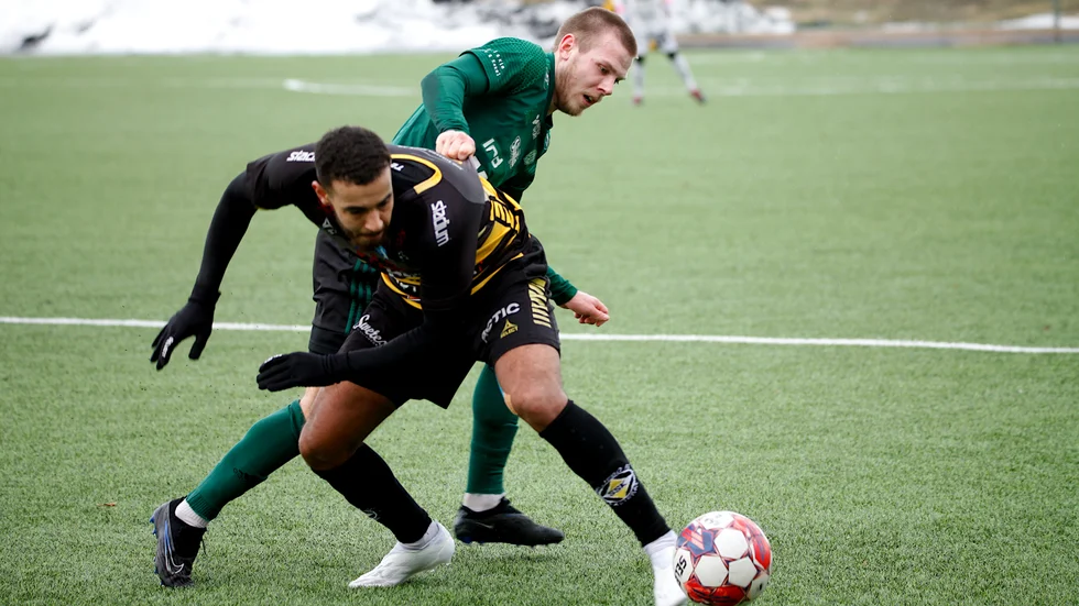 Edwin Nore och ESK möter Skiljebo på Korsängen under fredagskvällen. 