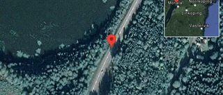 Träd över vägen skapar problem i trafiken
