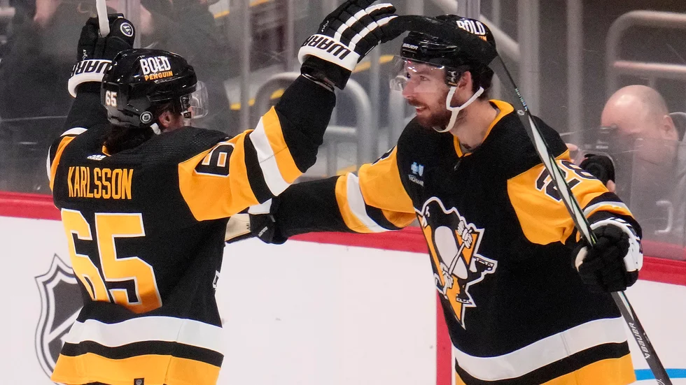 Pittsburghs Marcus Pettersson firar sitt mål med lagkamraten Erik Karlsson.