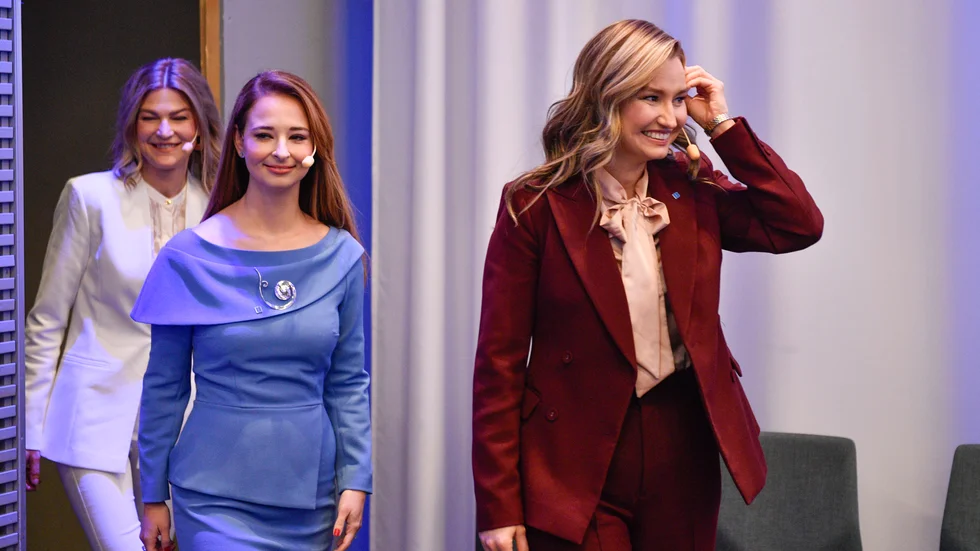 Kristdemokraternas partiledare Ebba Busch (th) presenterar Alice Teodorescu Måwe och Ella Kardemark (längst till vänster) som partiets toppkandidater till EU-valet.