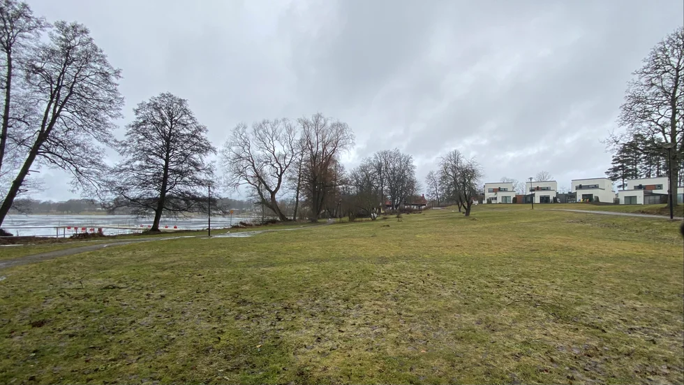 Åter aktuellt. Här på tomten Villan 4 har det funnits byggplaner tidigare. Nu vill ett Växjö-företag bygga bostadsrätter i ett hus om fyra våningar.
