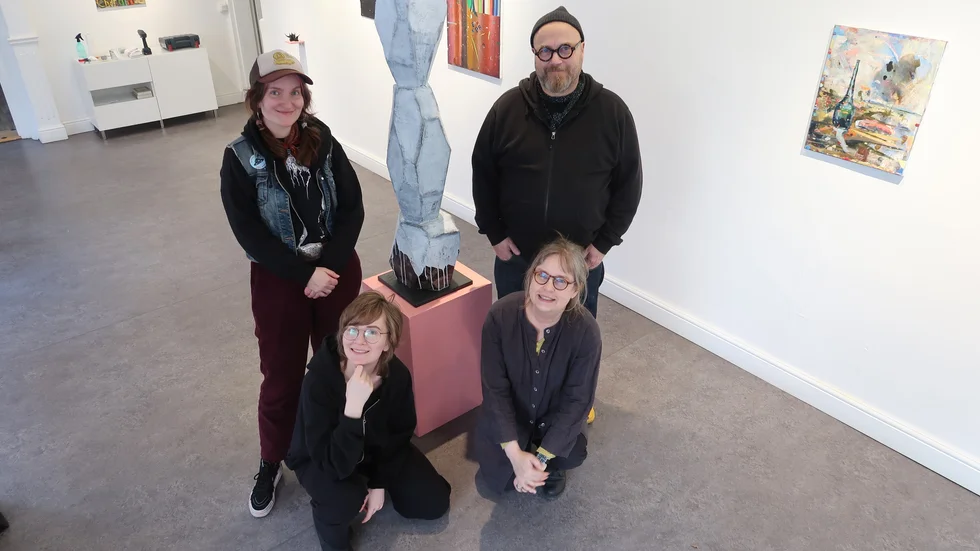 Familjen Edetun. De fyra konstnärerna som ställer ut på Galleri Sander. Fr v. Julia och Lisa Edtun (sittande) och Thomas Edetun samt Camilla Lothigius (sittande) vid skulpturen ”The Obelisk of hope”.