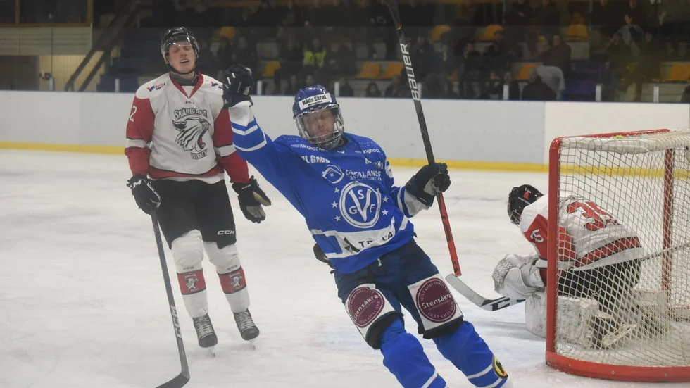 Pierre Gustavsson jublar efter att ha gjort 4-2 för Virserum i box play. 