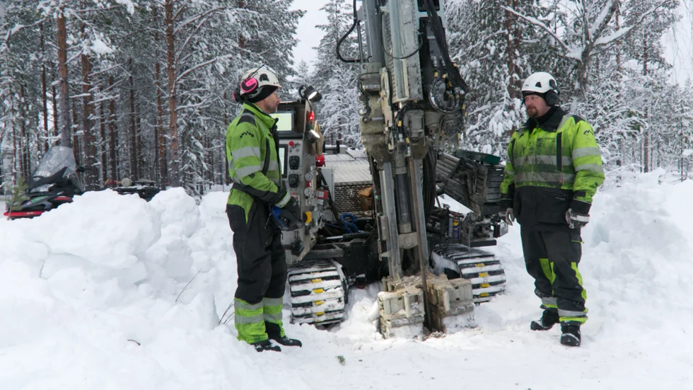 Mattias Lundberg och Ola Lundgren undersöker marken i Norrbotniabanans korridor. "Vi kollar markens beskaffenhet och jordens karaktär", säger Mattias Lundberg. 