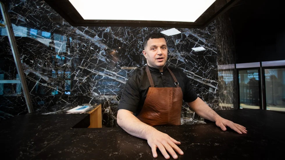 Osman Ceran kommer att fortsätta jobba på Scan Sverige efter att ha öppnat köttbutik i Linköping.