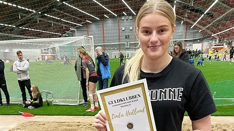 Släggkasterskan Linda Hedlund från Boden fick ta mot Guldklubbens Stipendium.