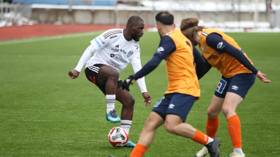 Abdul Aziz i Motala AIF försöker dribbla, men har två Säfflespelare mot sig. Maif blev mållöst och poänglöst i hemmapremiären och har inlett tvåan med två raka förluster.
