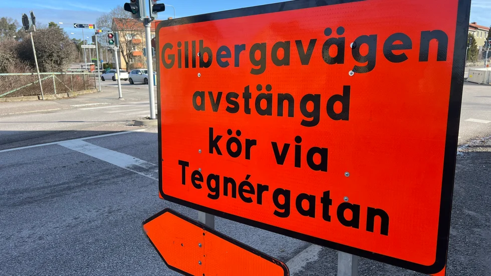 Tredje gången gillt. Nu är allt rätt på vägskylten vid korsningen.