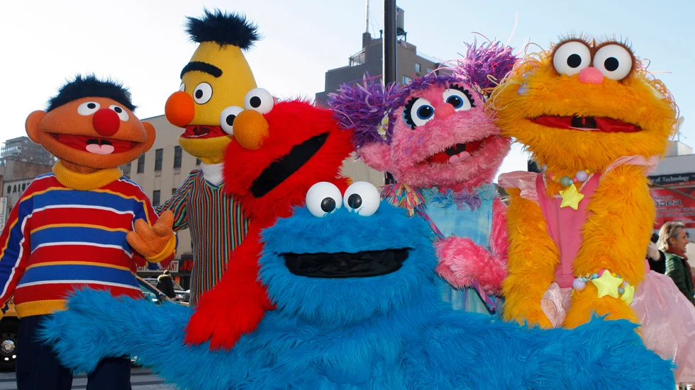 Kakmonstret från Sesame Street framför några av sina kollegor.