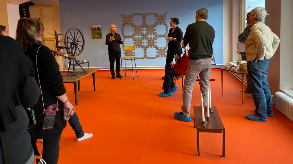 Agneta Andersson och Victoria Andersson berättar om stoltheten de funnit, på vernissagen under torsdagseftermiddagen. 