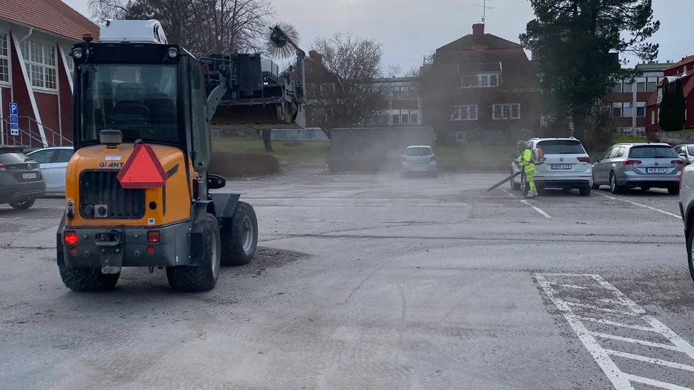 Bild på parkeringen utanför röda ladan